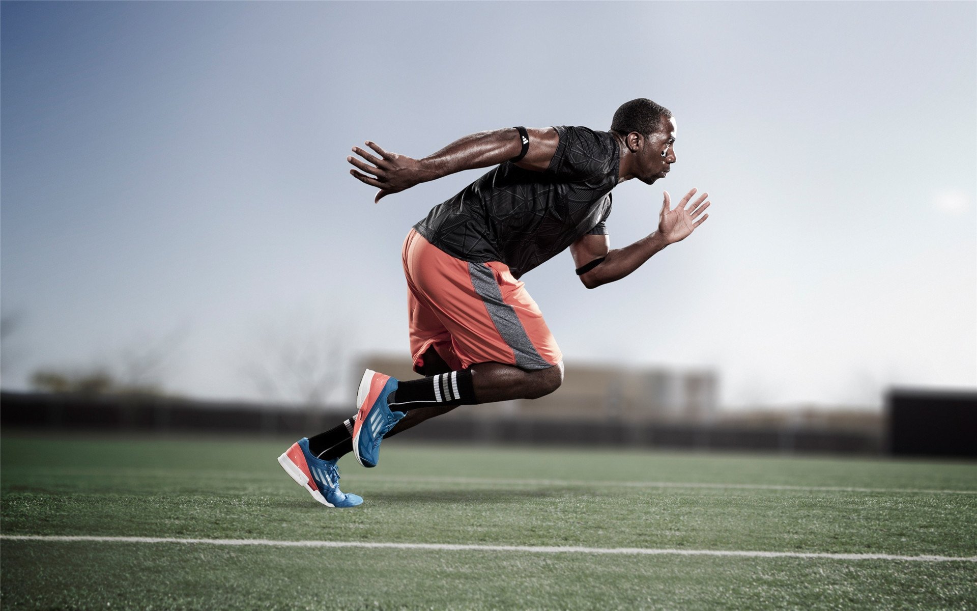 中国马拉松赛福州站 夜跑氛围热烈 业余选手表现耀眼，福州马拉松起点终点